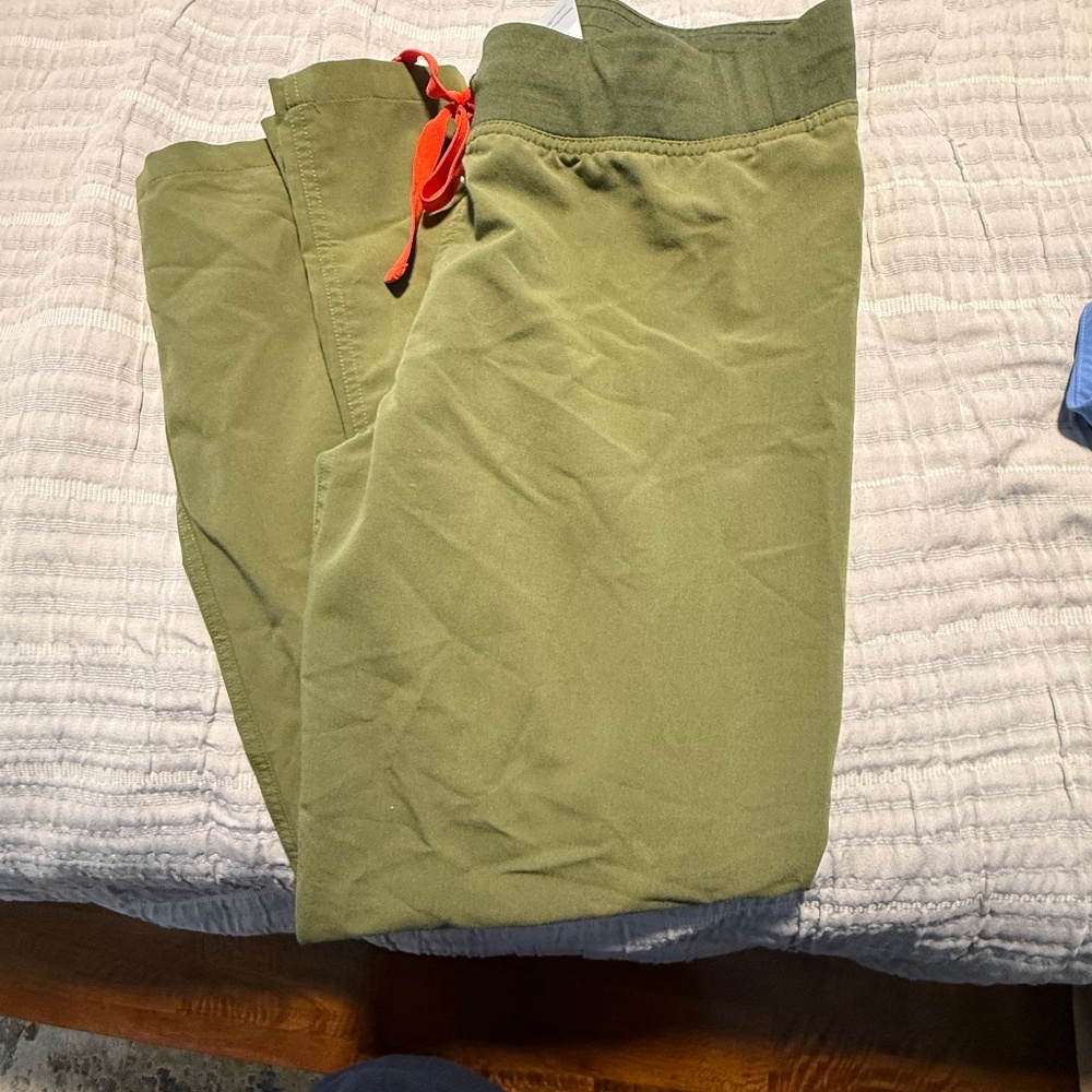 Figs Livingston Scrub Pants- green small Petite